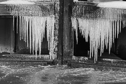 Eiszapfen an der Schleuse 20210214_3814.jpg